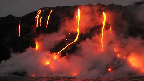 Espectacular-Flujo-De-Lava-Al-Anochecer-De-Un-Volcán-Al-Océano-1