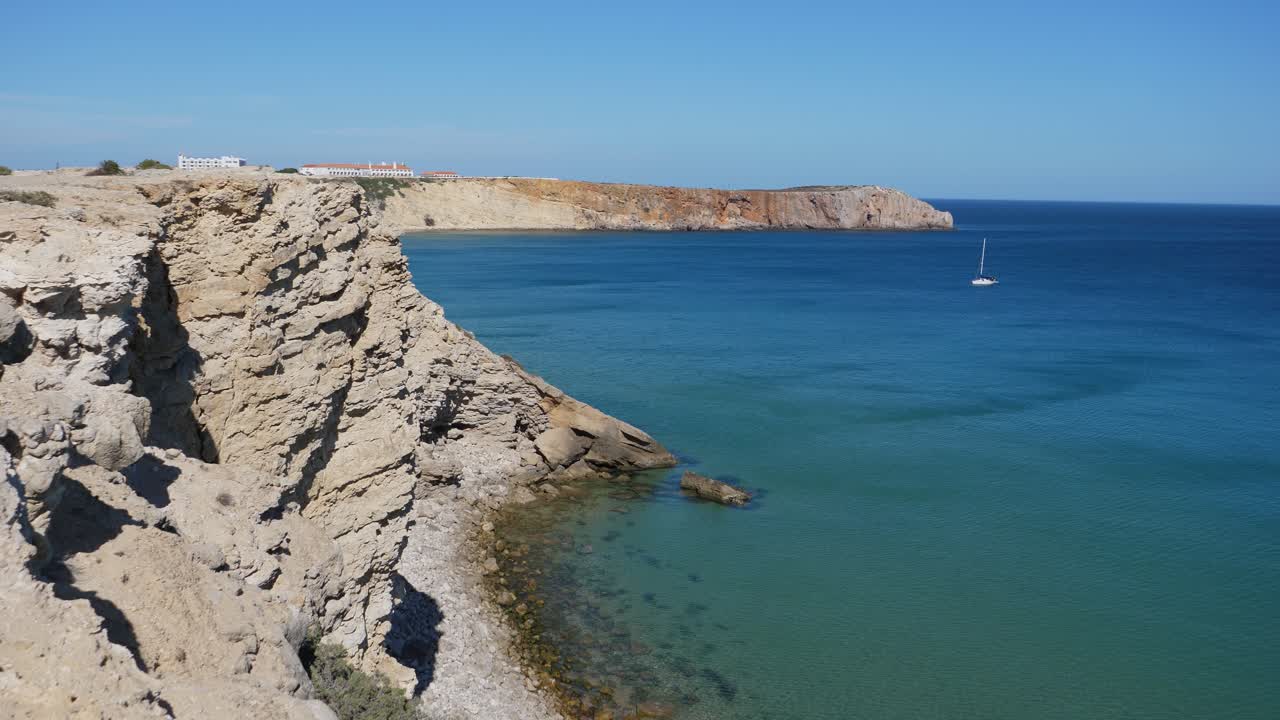 establecimiento de tiro, vista panorámica del acantilado rocoso en algarve, portugal, barco flotando en el mar en un día soleado