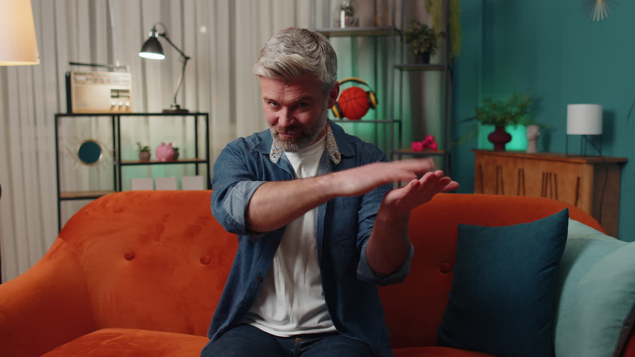 hombre rico feliz mostrando desperdiciar o lanzar dinero alrededor de gesto de la mano, ganancia ganar lotería, compartir