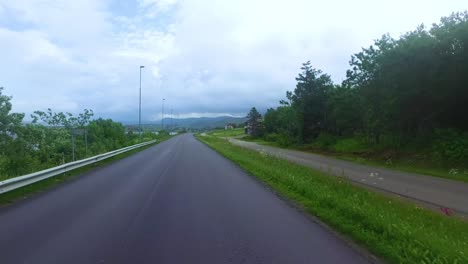 Conducir-Un-Coche-En-Una-Carretera-En-Noruega