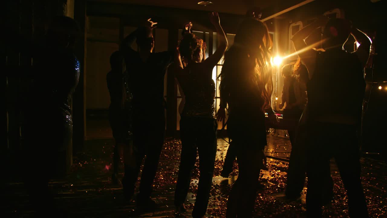 siluetas de personas de fiesta en la pista de baile