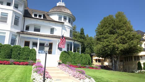 1920's-mansions-on-Mackinac-Island,-Michigan,-USA