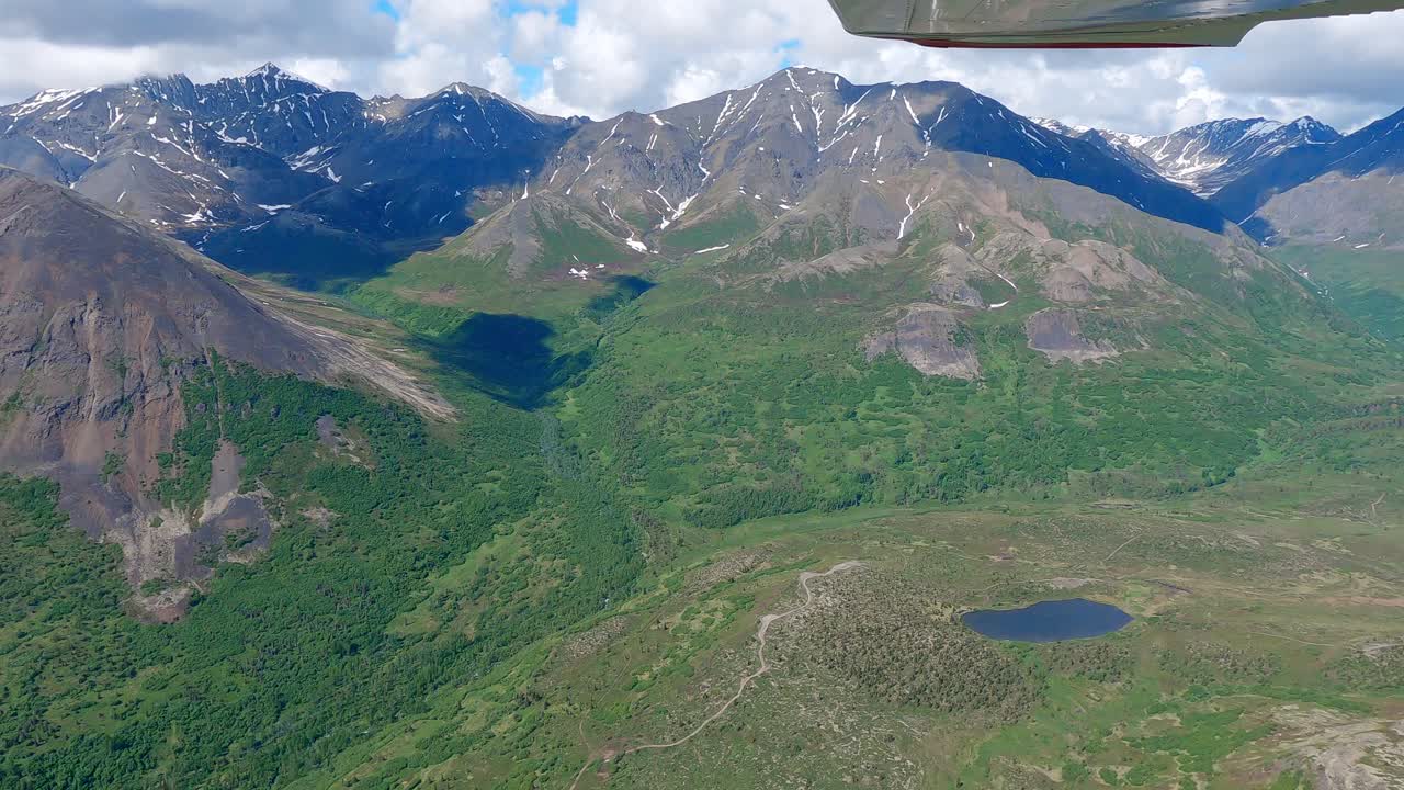 pequeño vuelo en avión en el valle de matanuska y a lo largo de la cordillera de talkeetna al oeste de palmer alaska