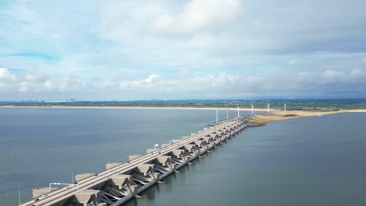 haringvliet를 건너는 haringvlietdam의 조감도