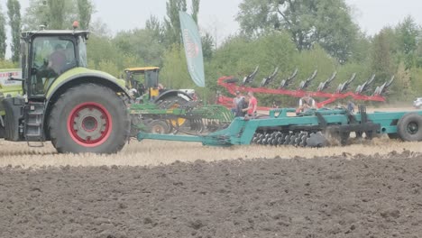 demostración de maquinaria agrícola en una exposición. los tractores operan en el campo, mostrando sus capacidades y rendimiento en acción