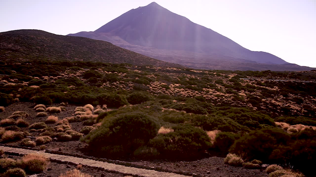revelando una foto del volcán teide en la isla de tenerife, canario en un día soleado de verano