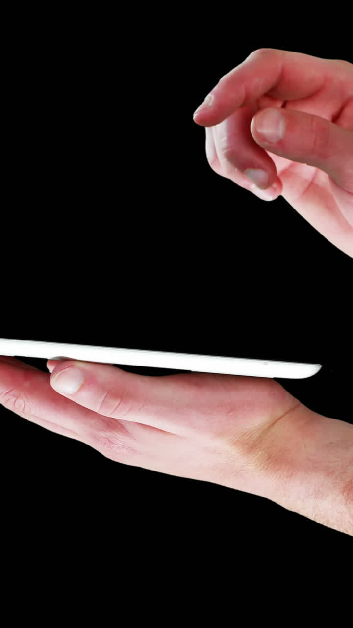 sección media de un hombre usando una tableta digital