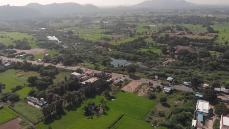 exuberante paisaje verde que rodea la autopista tindivanam al mediodía mientras pasa el tráfico