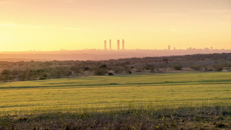 Timelapse-of-a-beautiful-sunrise-in-Madrid,-Spain