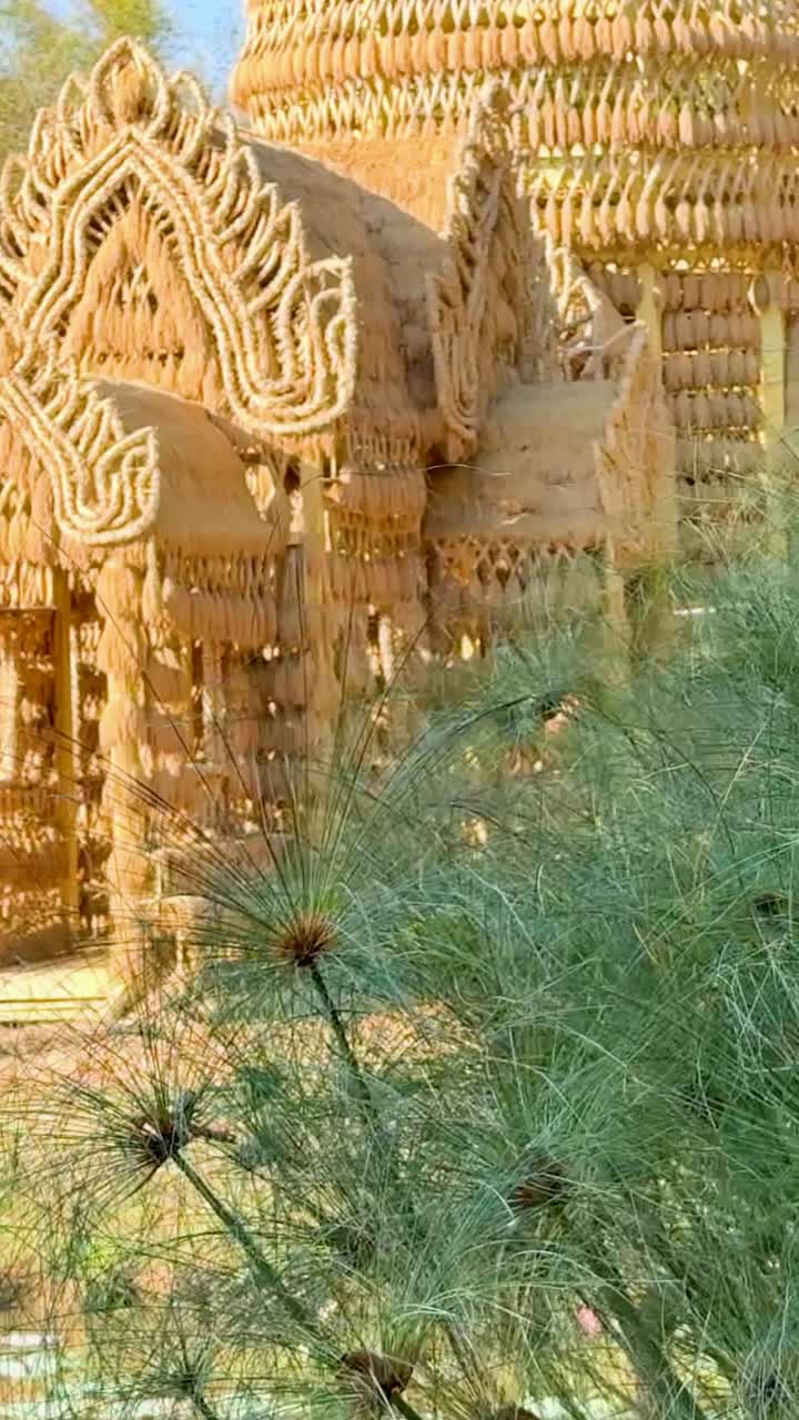 templo sereno rodeado de exuberante vegetación y agua