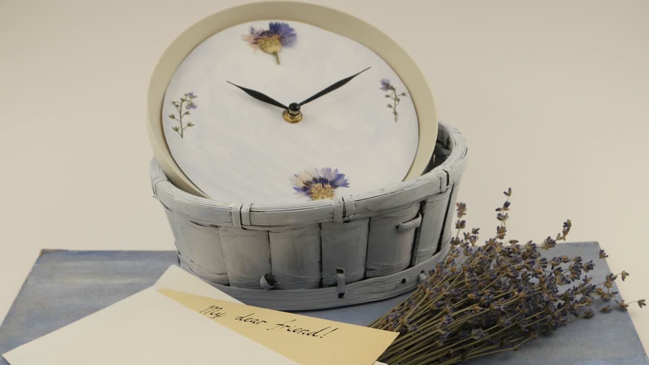 reloj, ramo de las flores secas de lavanda y el sobre con felicitación