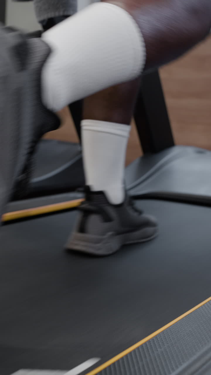 hombre corriendo en cinta