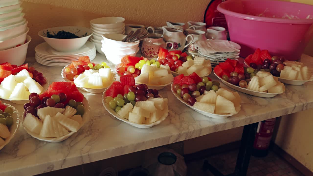 Assortimento di piatti di frutta con melone, uva e fragole su tavolo di marmo, Lettonia