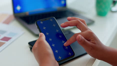 mujer, manos y teléfono en pantalla verde