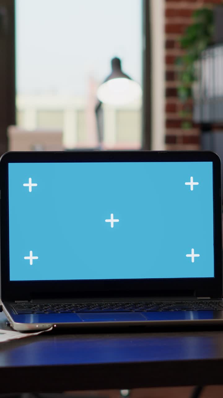 Laptop con green screen in ufficio