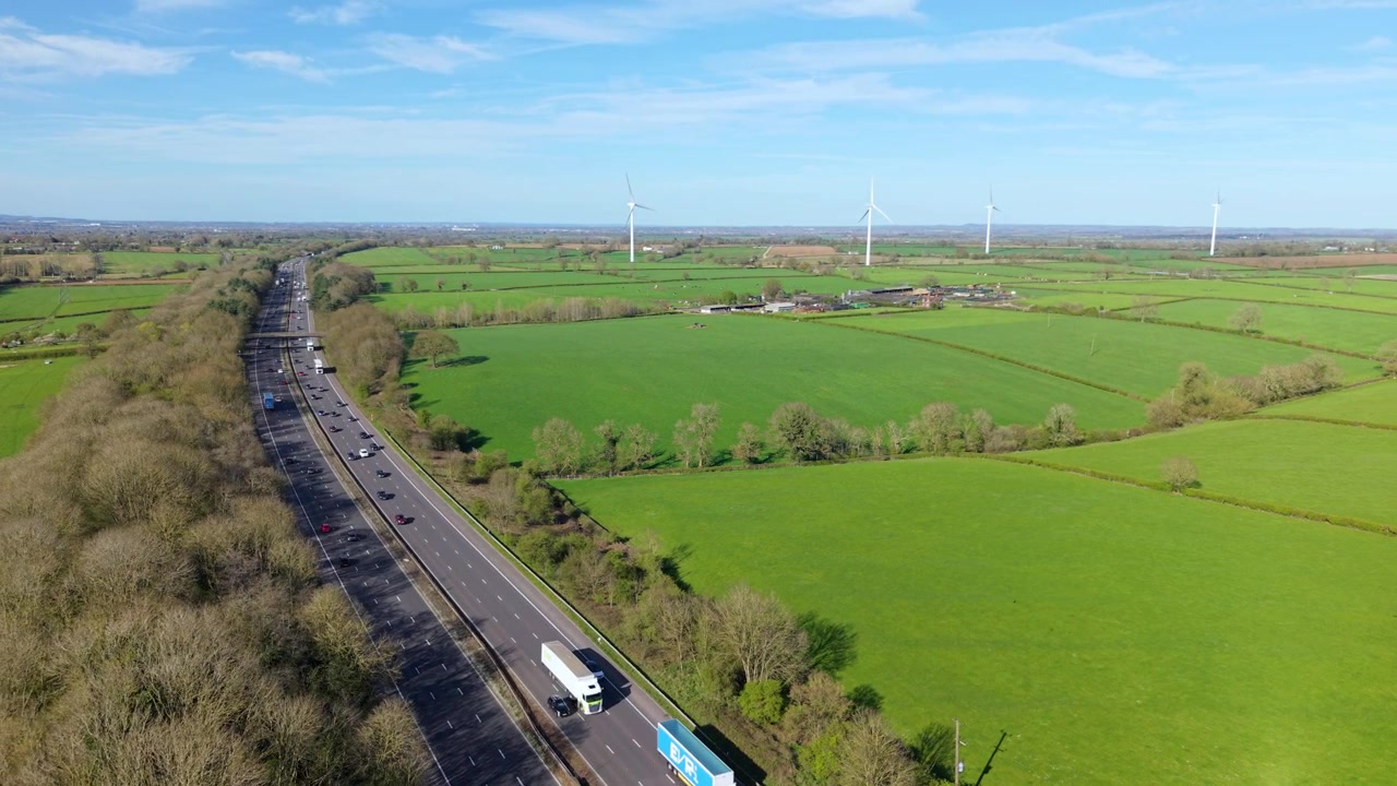 レスターシャーのM1高速道路を高速で流れる交通の高所ドローン空撮