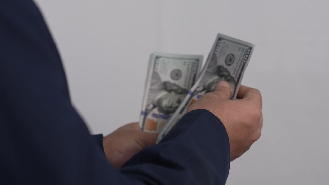 Persona che conta denaro con attenzione: budgeting finanziario e gestione dei pagamenti. Video 4K