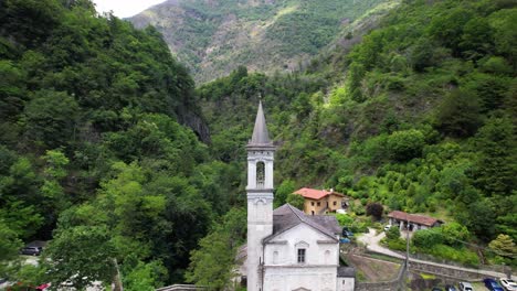 La-Iglesia-De-Santa-Ana-Se-Encuentra-En-Un-Valle-Detrás-De-Cannobio-En-El-Lago-Maggiore.