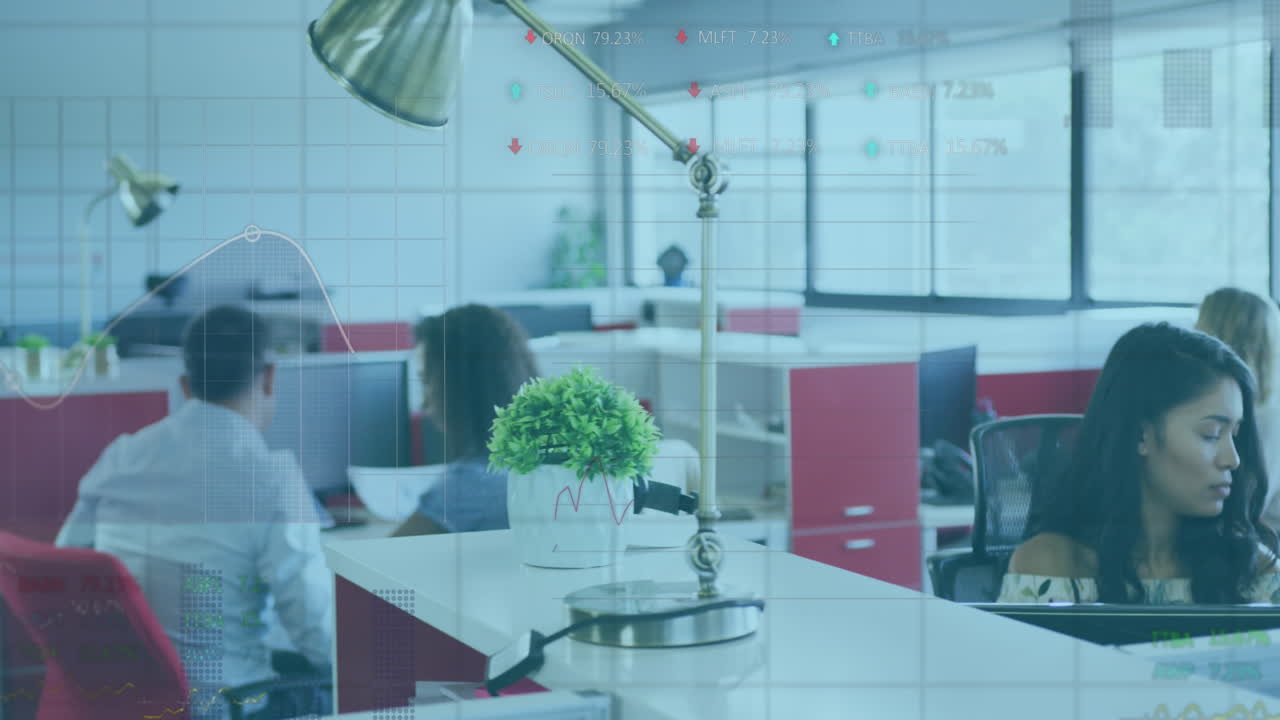 주식 시장 데이터 처리의 애니메이션 백인 남자가 사무실에서 전화로 이야기하고 있습니다.