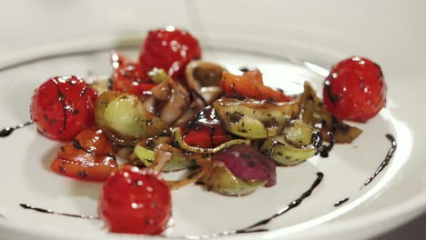 verduras a la parrilla con tomates cereza