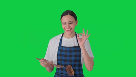 ama de casa india feliz degustando buena comida pantalla verde