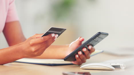 escribir los detalles de la tarjeta de crédito en el teléfono para online