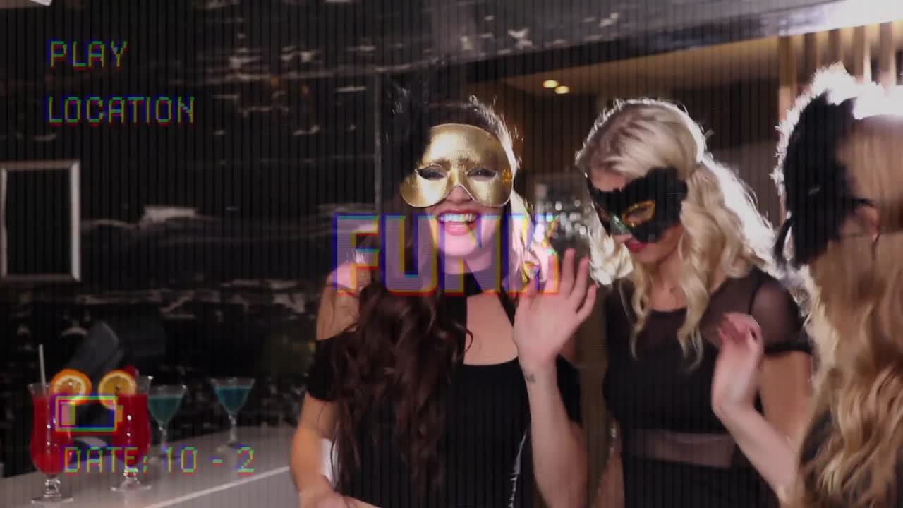 Animazione del testo 'funk' sullo schermo di una videocamera con interfaccia digitale che riprende amici a una festa