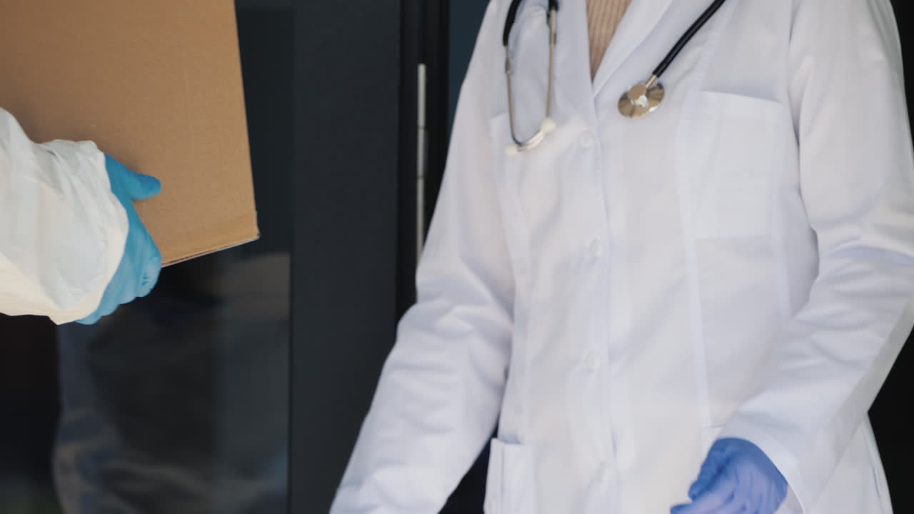 entregando una caja de medicamentos al hospital, el trabajador de la clínica toma medicamentos en la puerta
