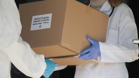 entregando una caja de medicamentos al hospital, el trabajador de la clínica toma medicamentos en la puerta