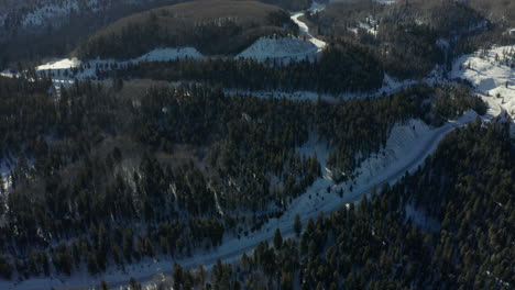 Antena-Moviéndose-Sobre-Curvas-Sinuosas-De-Carreteras-De-Montaña-En-Invierno