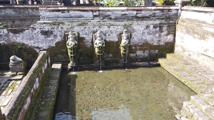 Vista dall'alto delle statue della fontana sacra al Tempio di Goa Gajah con piscina sacra a Bali, Indonesia