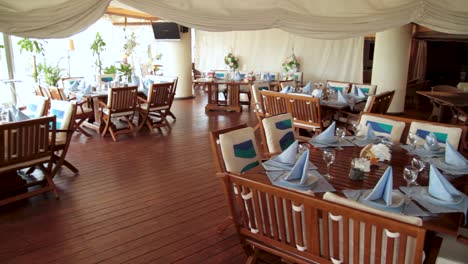 área de comedor al aire libre del restaurante