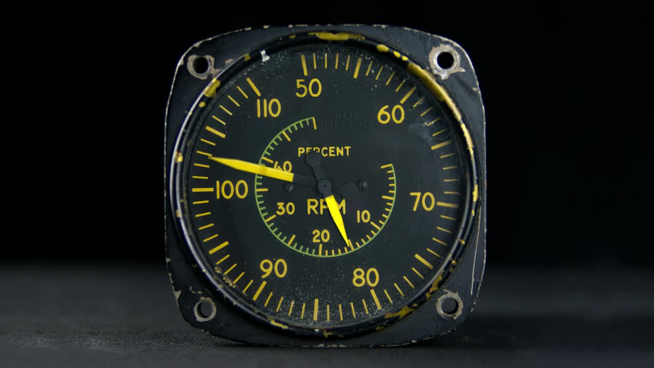el velocímetro de un avión, las viejas manos de la aviónica moviéndose. instrumento antiguo analógico.