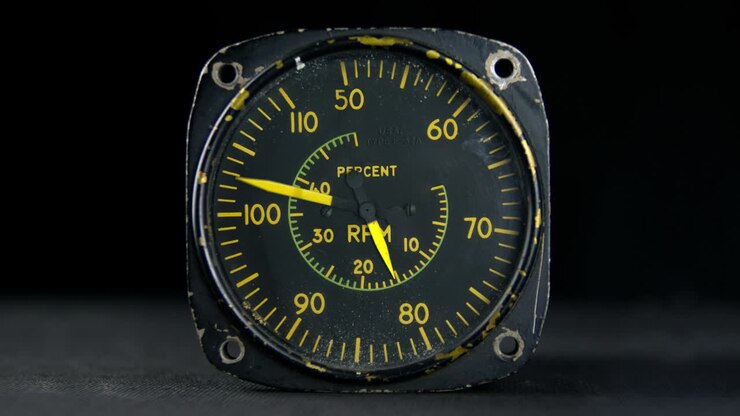 Flyets speedometer, gamle avionikvisere bevæger sig. Analogt vintage gammelt instrument