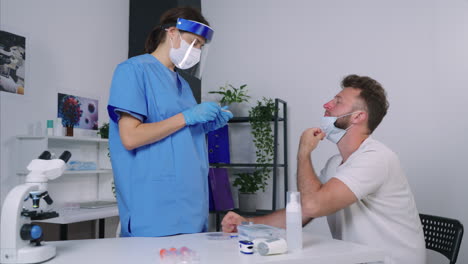profesional médico que realiza una prueba de hisopo nasal