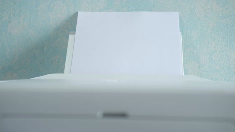 impresora con papel en blanco