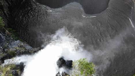 imágenes de drones de arriba hacia abajo de las cataratas del niágara en la isla de la reunión