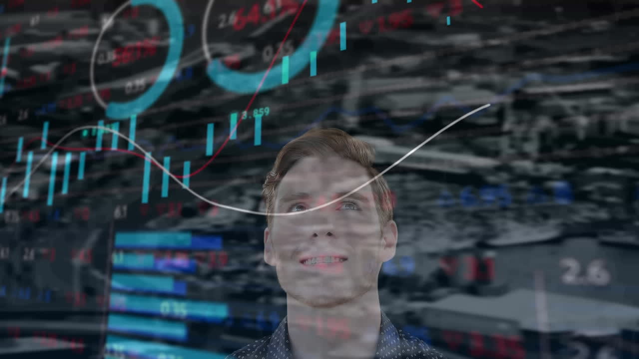 composición digital del procesamiento de datos estadísticos contra el hombre caucásico sonriendo