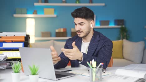 un moderno trabajador de la oficina en casa.