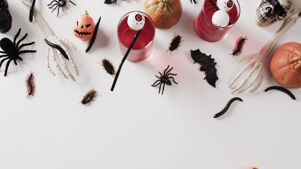 video de bebidas y decoraciones de halloween con espacio de copia en fondo blanco
