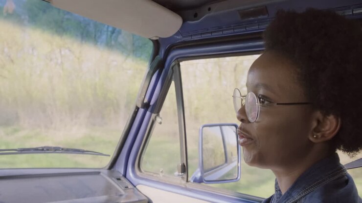Una giovane donna che si diverte durante un roadtrip in camper 1