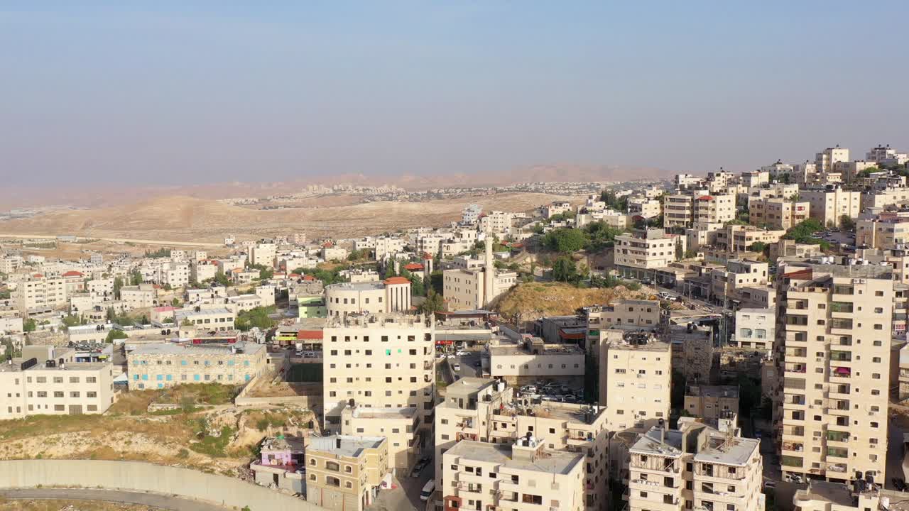 보안 벽 뒤에 있는 아나타 난민 캠프의 공중 사진