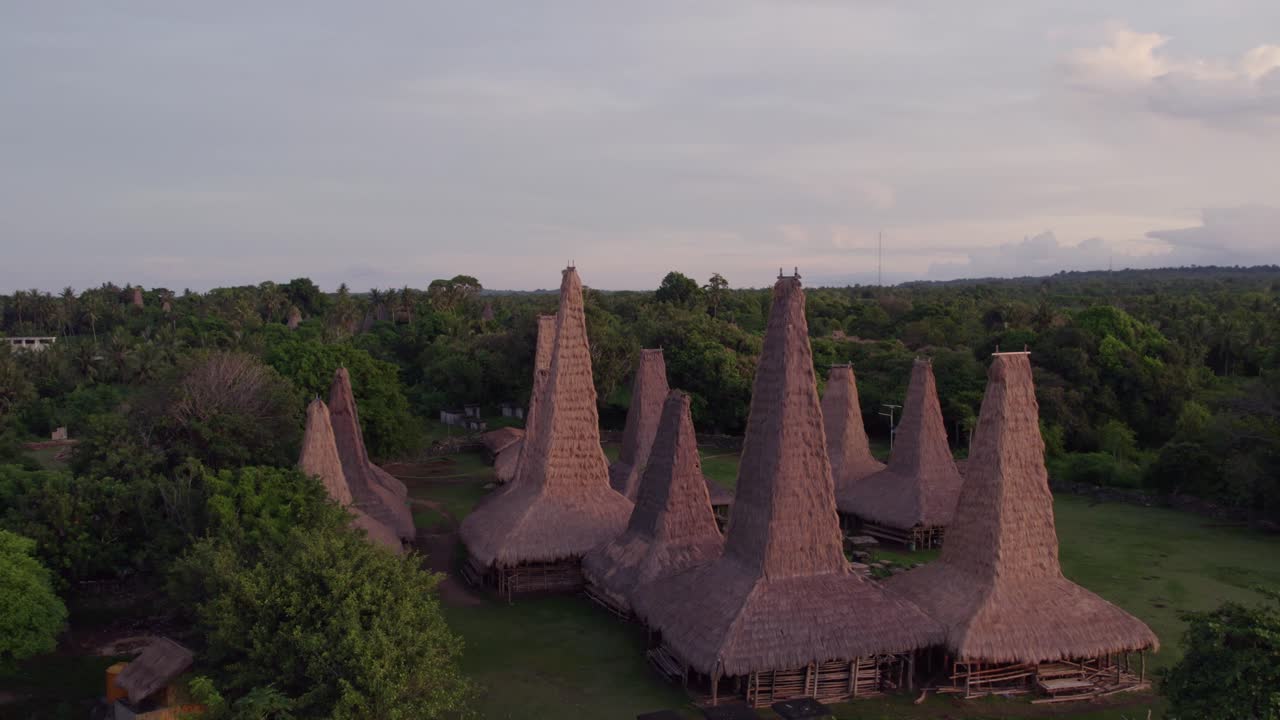 Kehidupan desa pesisir dengan arsitektur tradisional, Sumba, Indonesia