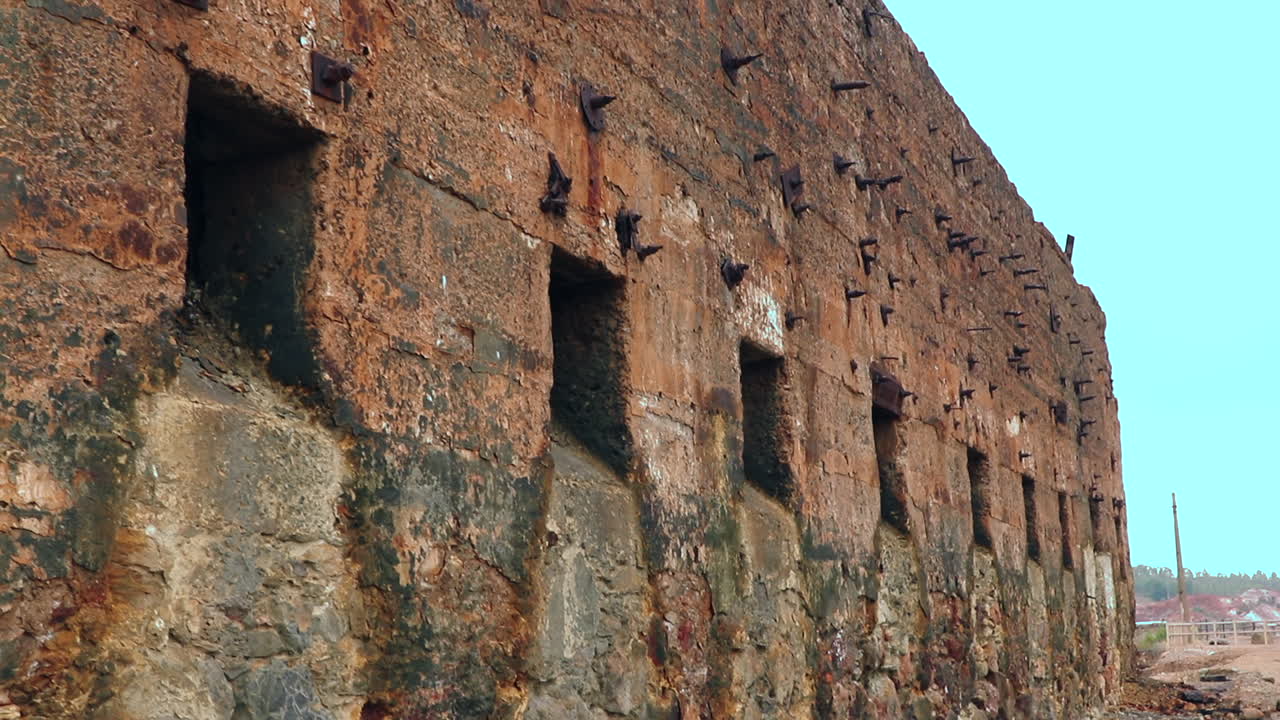 ruinas abandonadas en la mina sao domingo en portugal
