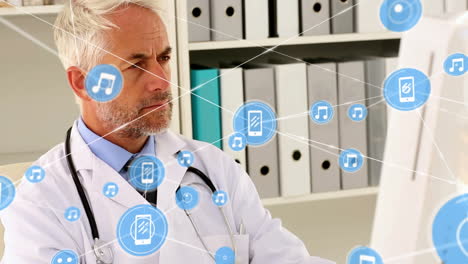 animación de una red de iconos digitales sobre un médico caucásico de alto rango que usa una computadora en un hospital