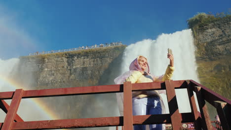 Frau-Macht-Selfie-Auf-Dem-Pavillon-Der-Niagarafälle