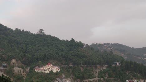 Una-Vista-Más-Cercana-De-Las-Montañas-Llenas-De-árboles-Verdes-Y-Exuberantes