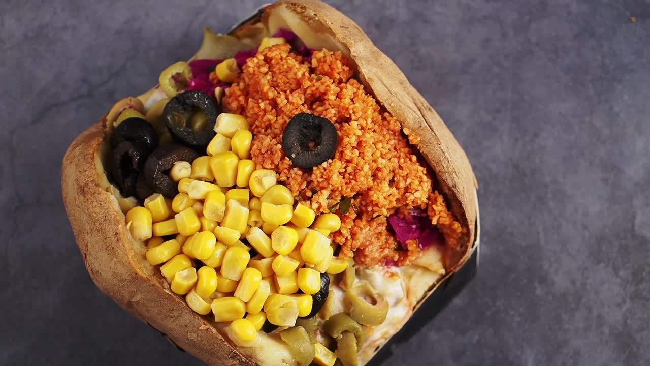 Kumpir turco: Patata al forno con mais, olive e insalata di bulgur