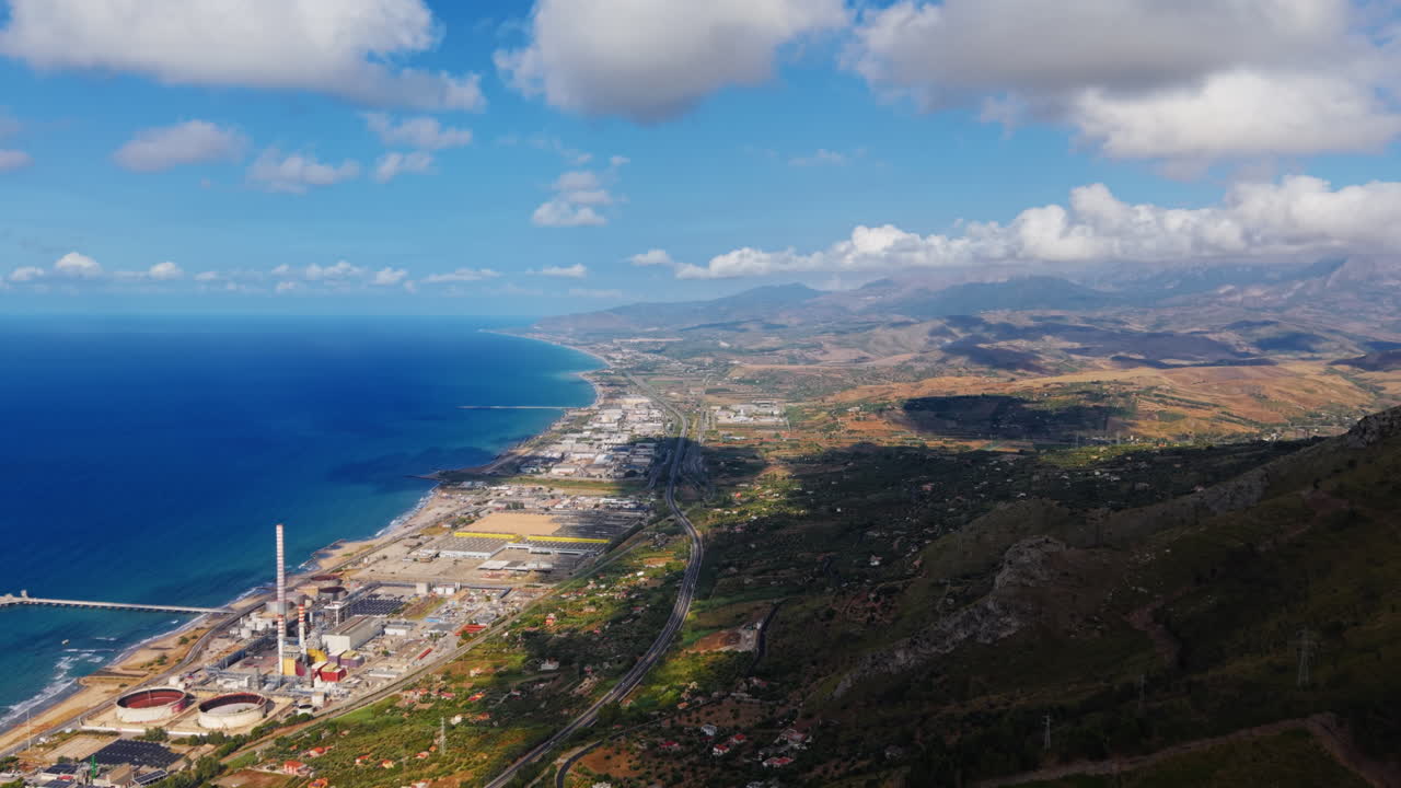 Strada panoramica lungo coste e città costiere, che offre panorami sul mare.