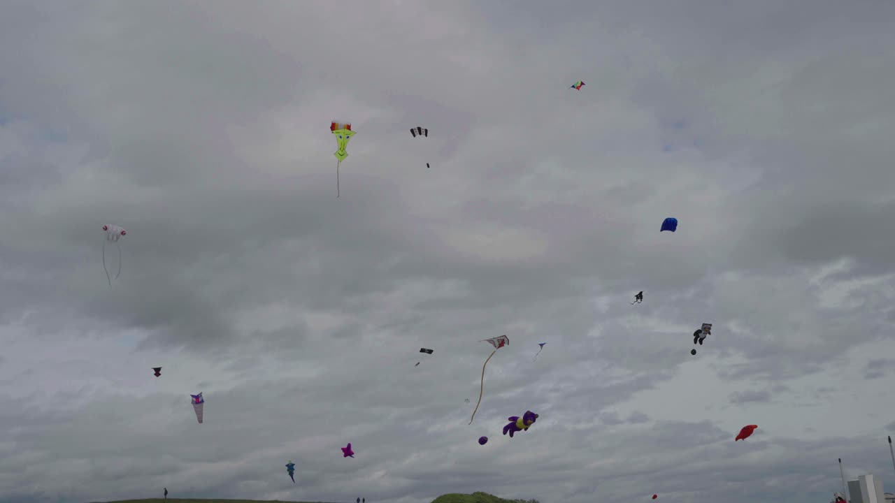 하늘 높이 날아다니는 다채로운 바람개미, 느린 움직임의 영상